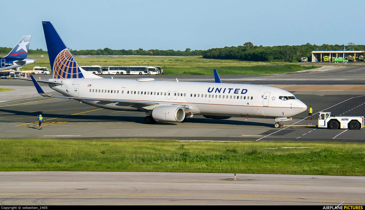Flight Attendant at United Airlines voluntarily deploys emergency slide…